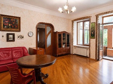 Практично приватний будинок на Французському бульварі.