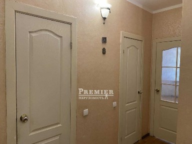 продам трихкімнатну квартиру 94 кв. м на Ак. Сахарова