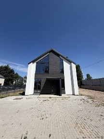 Продаж будинку 140 квадратів 6 соток Дмитрівка закритий котеджний містечко. До Київа 20 хв по житомирській поруч садочок та школи магазини. Без комісії