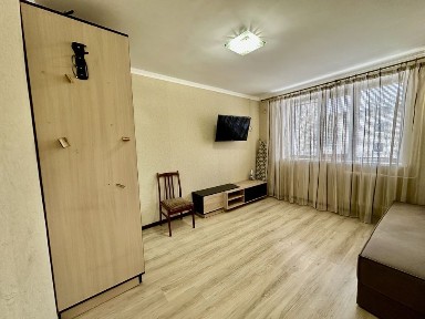 Проспект Леся Курбаса, 9Д Здам в оренду затишну світлу квартиру на 3 поверсі. Поряд зупинка швидкісного трамвая до центру.