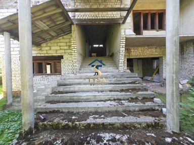 Недобудований будинок в Солотвино