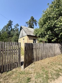 Частина будинку серед лісу