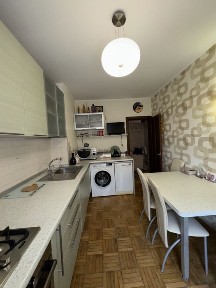 Продам трикімнатну квартиру з ремонтом