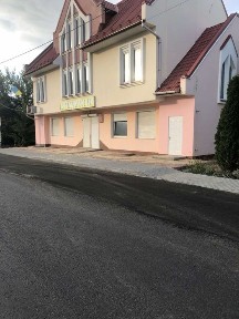 Житлове приміщення з магазином