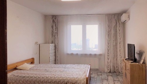 Простора тепла квартира 54 м² на Виноградарі. Великий хол, кухня з балконом, бойлер, кондиціонер. Від власниці