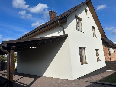 Продаж 2-поверхового будинку з ділянкою на 4 сотки (с. Коровія)