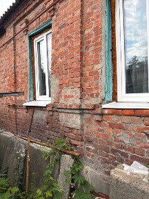 Продам дешево пів будинку в центрі района. (169193)