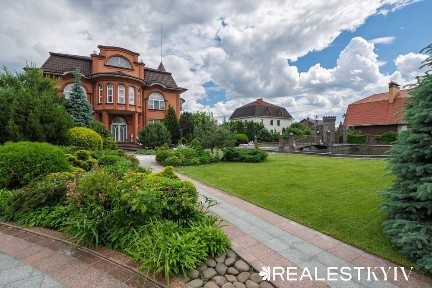 Простора заміська резиденція на 36 сотках у Новосілках - повна автономність та приватність
