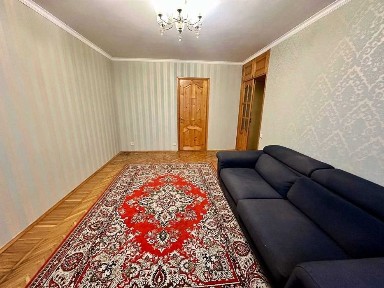 Продам трехкомнатную квартиру на Заболотного. Программы!