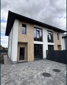 Дуплекс в Гатне з ділянкою та комунікаціями.