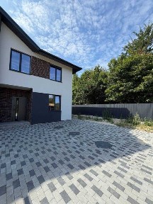 Продам дуплекс в Стоянці - 118 м², 4,5 сотки, лісова частина, сучасне будівництво, простора ділянка-ідеально для великої сімї, тиха та затишна локація