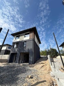 Продам будинок газифікований в Стоянці з видом на Київ ! Будинок з гаражем, 4 сотки землі -ідеальн! це про приватність, комфорт та ідеальне розташування