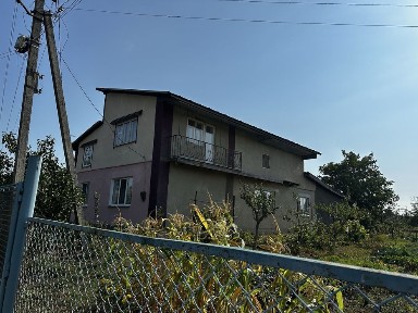 Просторий 2-поверховий будинок 180 м² з меблями та ділянкою 24 сотки поруч з містом