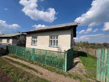 Продається будинок із земельною ділянкою у с. Підпечери