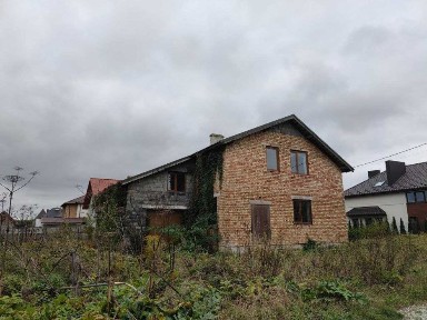 Продаж будинку в стані сирця з земельною ділянкою