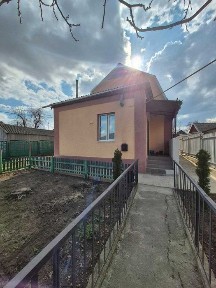 Продаж охайногобудинку з мансардним рівнем та впорядкованою територією