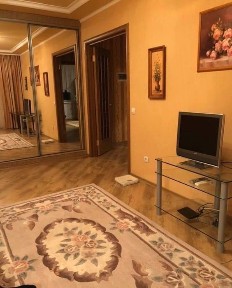 Центр новобудова парковка у дворі