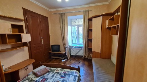 1-кімнат. квартира на в. Огієнка (центр) гарна, тиха, старовинна вуличка
