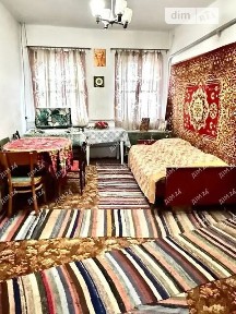 Великий будинок поряд з Новими Санжарами