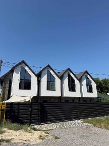 Продаж стильного двоповерхового таунхауса в центральній частині міста