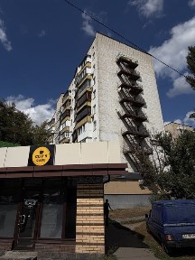 Довгостроково здам 1-к. квартиру біля метро Вирлиця, вул. Камʼянська 120, з мебелью у жилому стані.