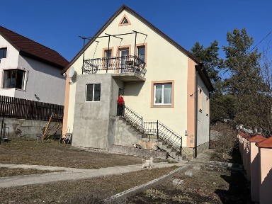 Дачний будинок для великої сім‘ї поруч з річкою та лісом