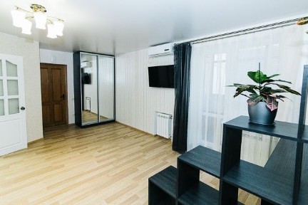 2-комн. Квартира с кондиционером в центре, ул. Горького док. 2-3 групп