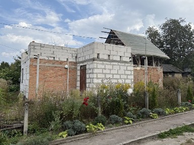 Ділянка з будинком під реконструкцію