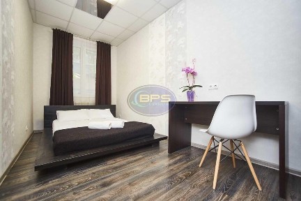 Продаж бізнесу: міні-готель/хостел 380 м² біля залізничного вокзалу, 9 номерів, ділянка 8 соток