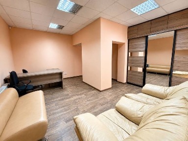 Продаж офісного приміщення 59.7 кв. м. на 1 поверсі на вул. Біла 16, одноповерхова будівля • ID 34766930