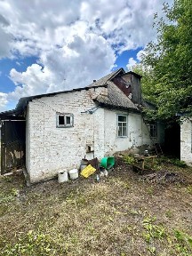 Продаж будинку з комунікаціями та великою земельною ділянкою! До Києва всього 50 км