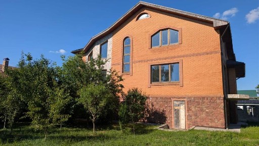 * Маєток 457 м² 3 поверхи + 10 соток по вул. Центральній у с. Романків