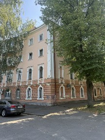 Продам 2-х кімнатну квартиру на середньому поверсі з видом на Березовий сквер