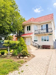 Продаж просторого будинку в Луцьку | 320 м² | 10 соток | вул. Тарасова