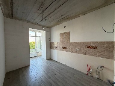 Продається 1 кімнатна квартира в Ірпені. З чорновим наповненням. Індивідуалньо газове опалення. Є дизайн проєкт. Поруч парк та красивий густий ліс.