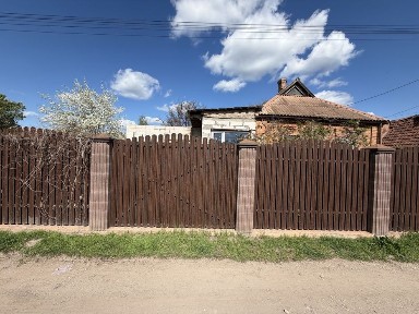 Продається будинок в центрально - міському районі.