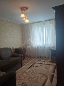 Продаж 3 кімнатної квартири біля Ц-м ринку, з ремонтом та меблями, велика кладовка.