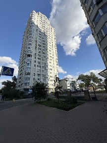 Продаж 3-кімнатної квартири з ремонтом біля метро по вул. Верховинній, 35 (м. Житомирська / Святошин)