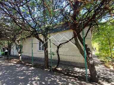 Продаж будинку в м. Апостолове з гаражем, кухня 11,3 зал, 3 спальні.
