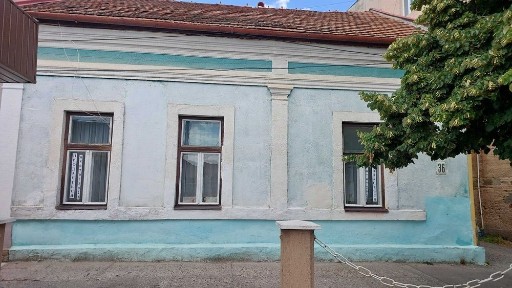 Продається в центрі Берегова квартира в спільному дворі