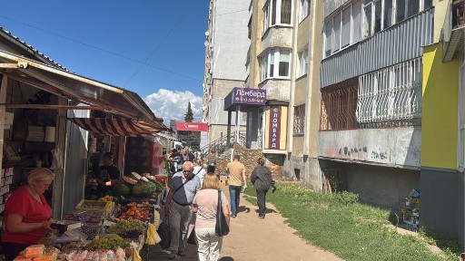 Магазин поруч Варшавського