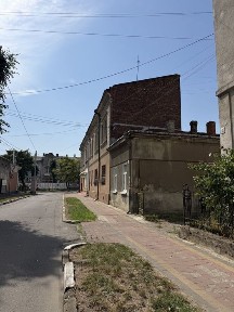 Продаж окремого будинку в центрі міста з можливістю добудови, 3 кімнати, горище, підвал, власний двір