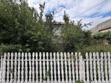 Продам житловий будинок з великою ділянкою в с. Мала Добронь