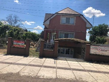 Двоповерховий будинок в с. Пийтерфолво (Берегівський район)