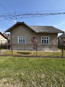 Добротний цегляний будинок, літня кухня, гараж, пивниця.