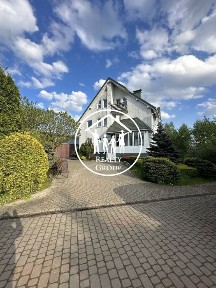 Розкішний будинок з озером: ваша власна оаза спокою