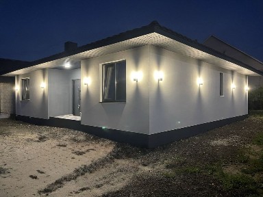 &&Будинок у Зорі з чорновими роботами та господарською будівлею