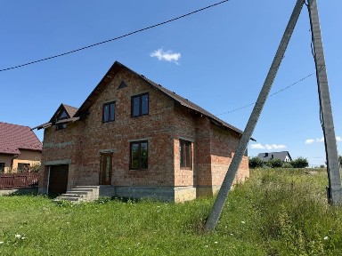 Будинок за сучасним проектом в передмісті