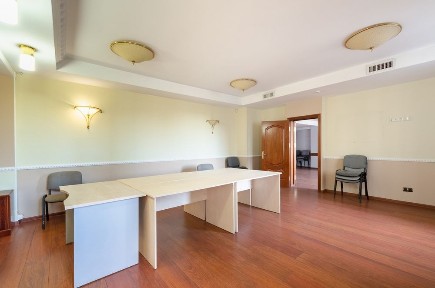 ОЗТ. 234м². Метро та укриття поряд. Печерський район. є інтернет