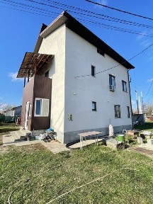 Продаж капітального триповерхового будинку в житловому районі міста